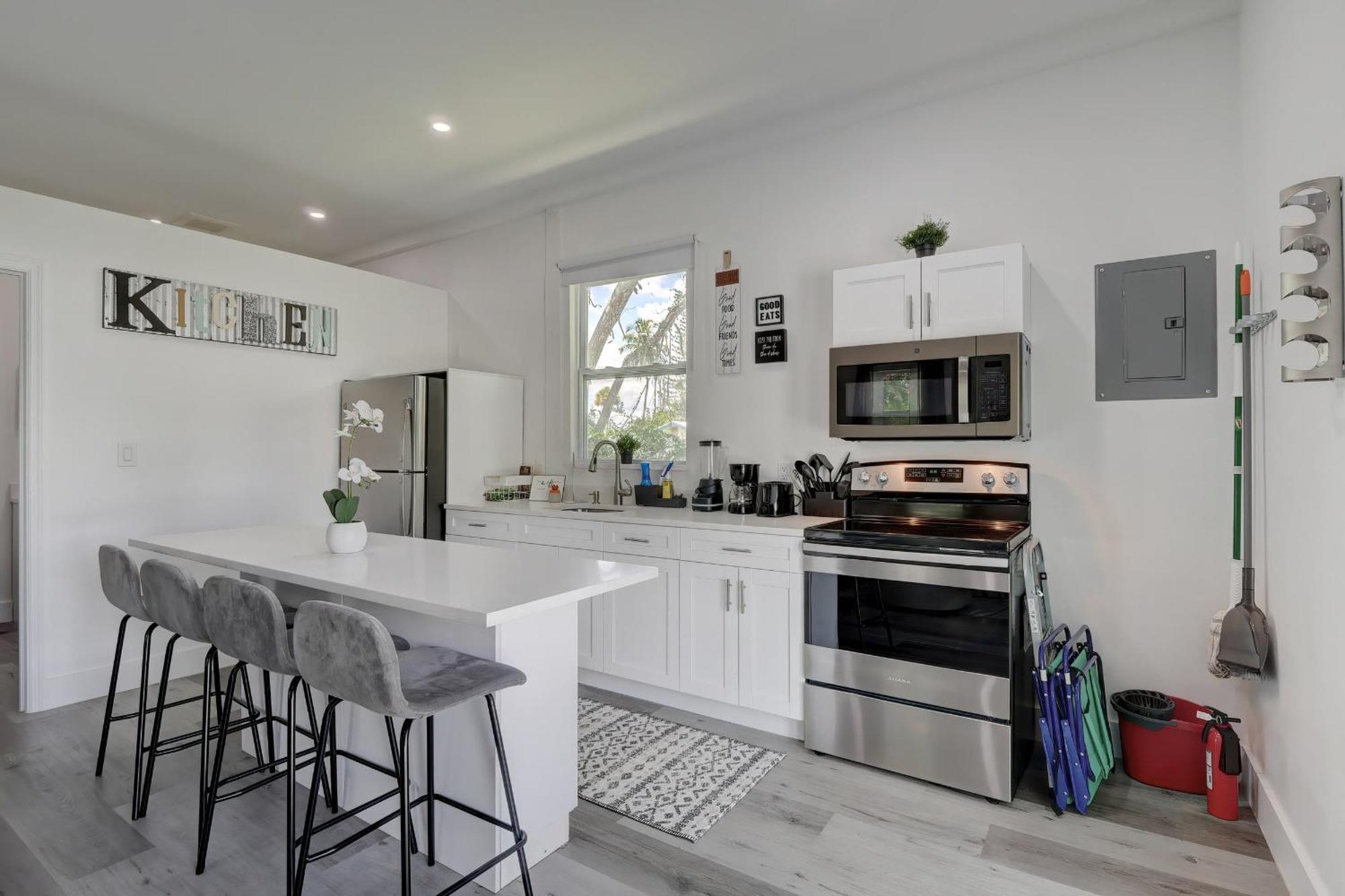 Charming Downtown Retreat With Private Units Villa Bonita Springs Exterior photo