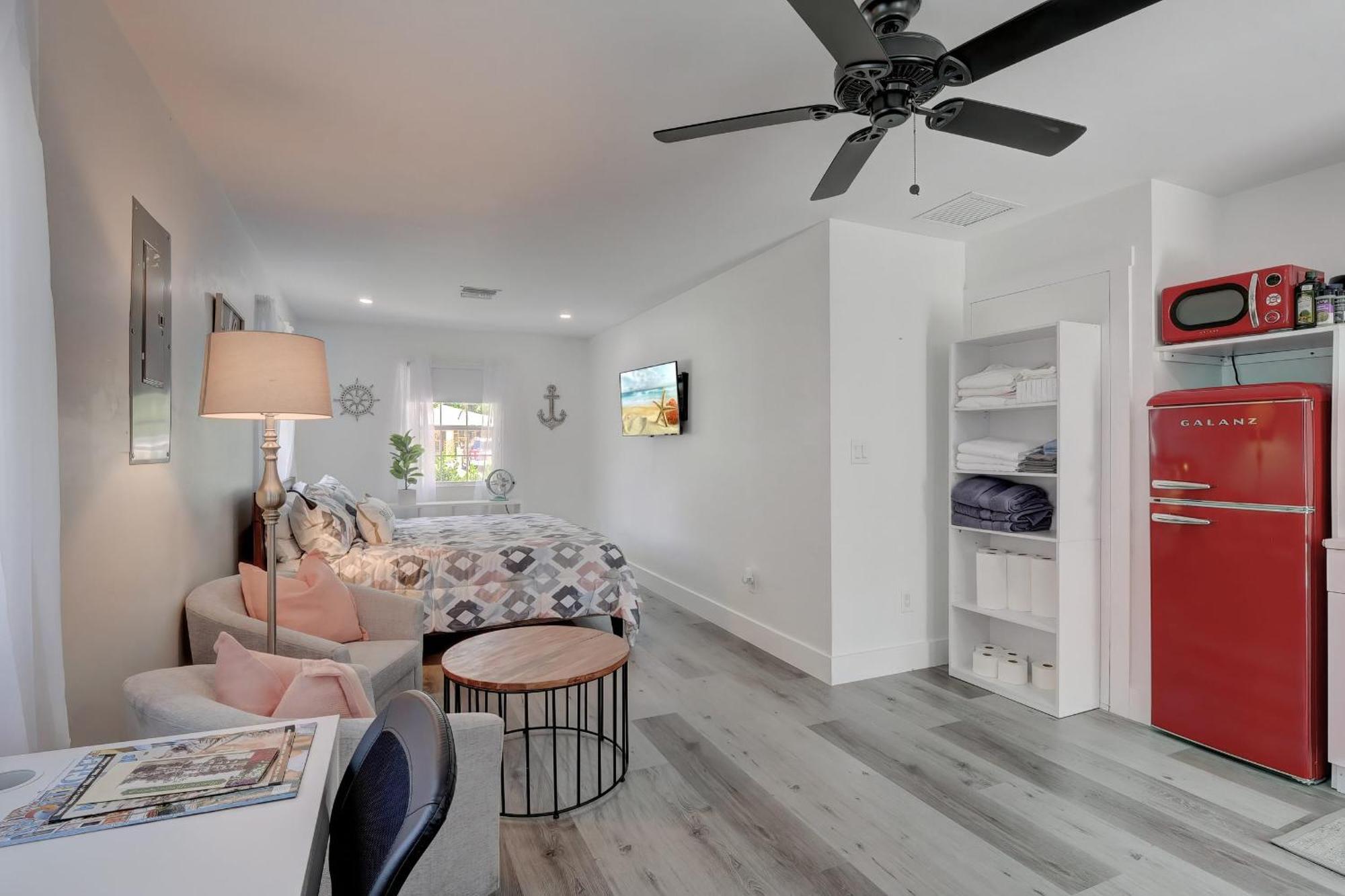 Charming Downtown Retreat With Private Units Villa Bonita Springs Exterior photo