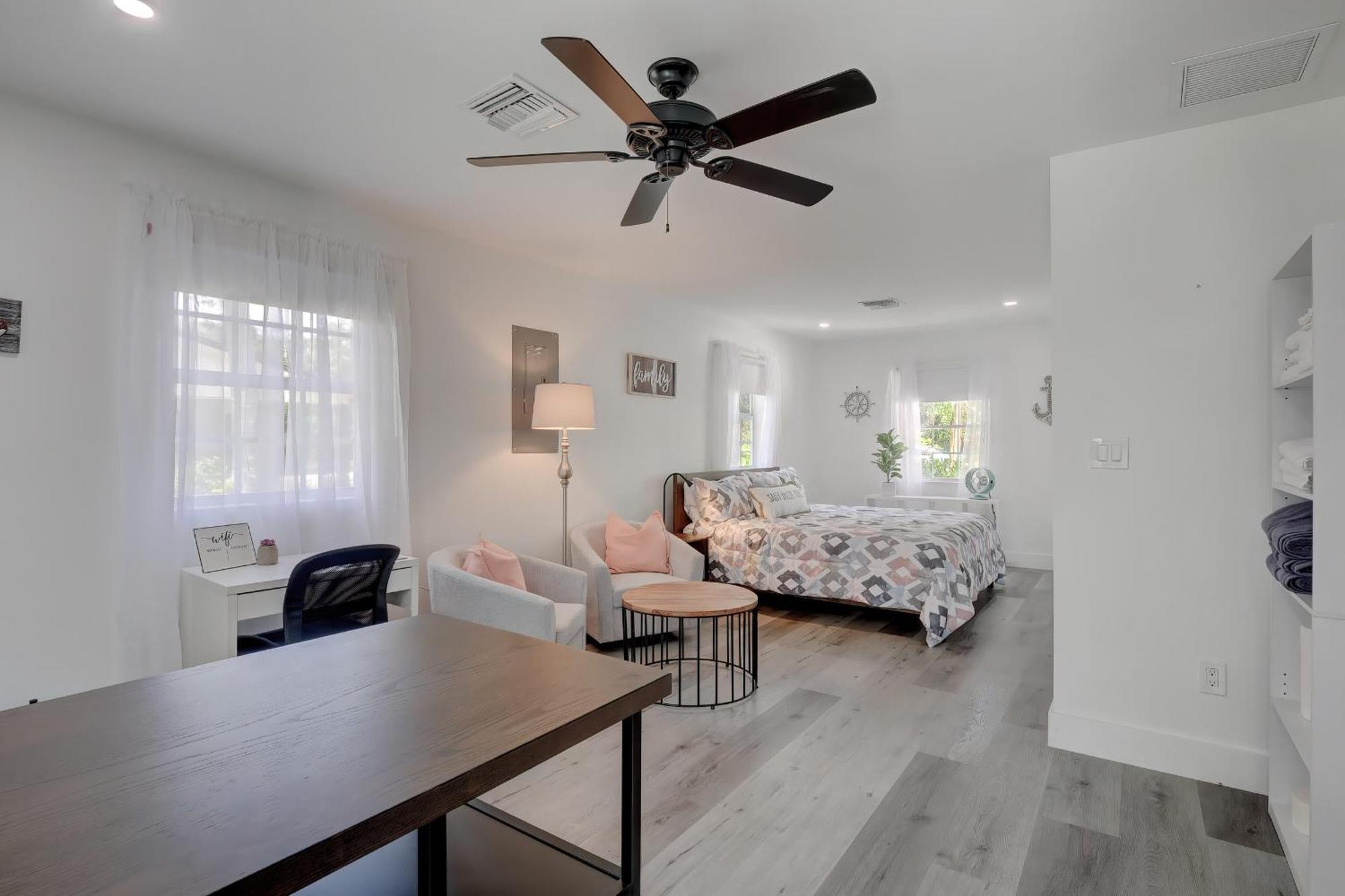 Charming Downtown Retreat With Private Units Villa Bonita Springs Exterior photo