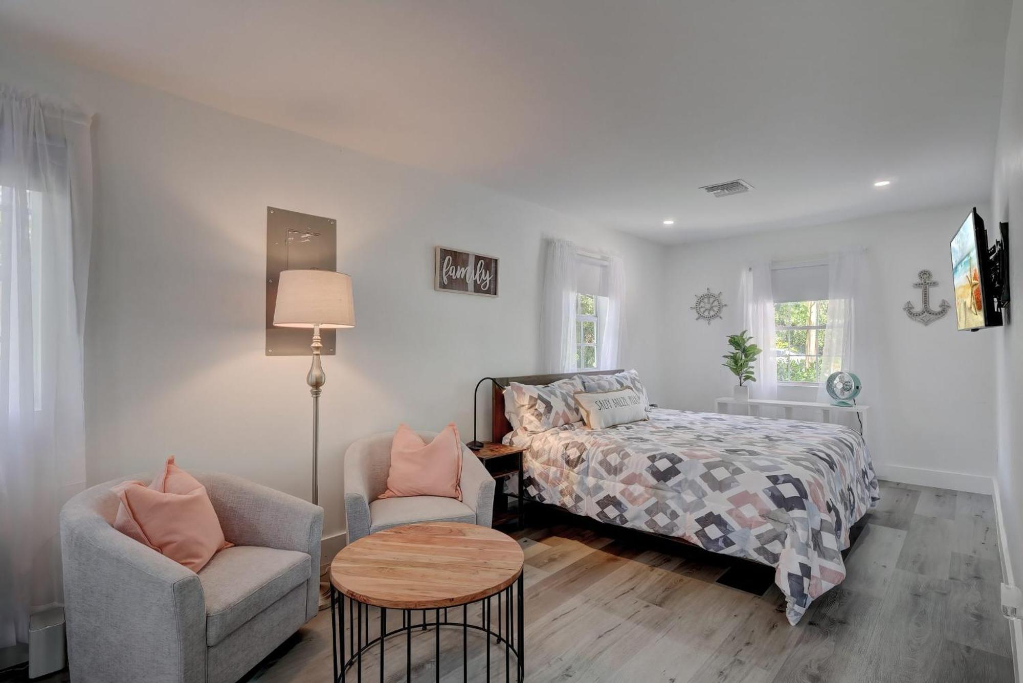 Charming Downtown Retreat With Private Units Villa Bonita Springs Exterior photo